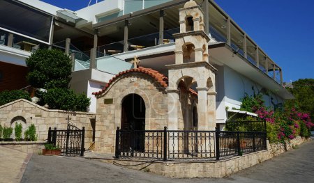 Una pequeña iglesia ortodoxa griega moderna construida en 2007 en Pefki. Pefkos o Pefki es un conocido balneario situado en la costa oriental de la isla de Rodas, Grecia.