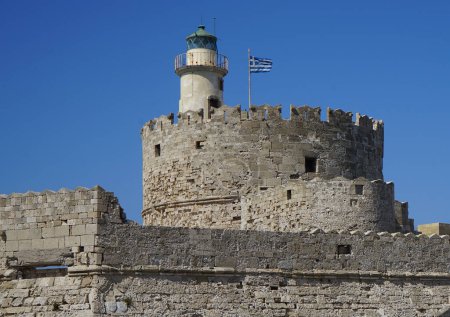 Vista de la Fortaleza de Agios Nikolaos en agosto. La Fortaleza de Agios Nikolaos o Fuerte de San Nicolás es una fortaleza única que ocupa el extremo norte del muelle homónimo. Rodas, isla de Rodas, Grecia