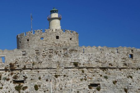 Blick auf die Festung von Agios Nikolaos im August. Die Festung von Agios Nikolaos oder Festung des Heiligen Nikolaus ist eine einzige Festung, die sich an der Nordspitze der gleichnamigen Seebrücke befindet. Stadt Rhodos, Insel Rhodos, Griechenland