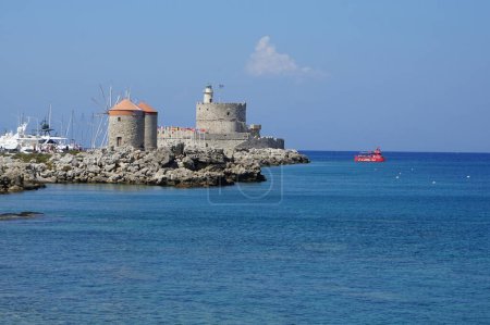 Blick auf die Festung von Agios Nikolaos im August. Die Festung von Agios Nikolaos oder Festung des Heiligen Nikolaus ist eine einzige Festung, die sich an der Nordspitze der gleichnamigen Seebrücke befindet. Stadt Rhodos, Insel Rhodos, Griechenland                               