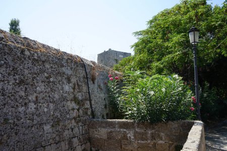 Befestigungsanlagen in der Nähe des Tores des heiligen Paulus in der Festung von Rhodos. Das Tor wurde in der zweiten Hälfte des 15. Jahrhunderts erbaut, um den Zugang zur befestigten Stadt und zum Hafen von Kolona zu ermöglichen. Insel Rhodos, Griechenland 