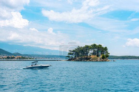 Téléchargez les photos : Petite île rocheuse sur la plage Rajska sur l'île de Rab en Croatie. - en image libre de droit