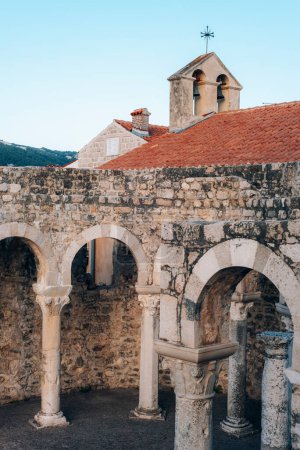 Téléchargez les photos : Ruines du monastère St John dans la ville de Rab en Croatie. - en image libre de droit
