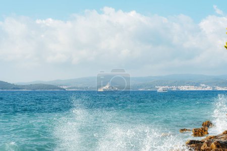 Téléchargez les photos : Navire navigue le long du rivage avec des montagnes. Peljesac, Croatie. - en image libre de droit