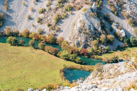 Téléchargez les photos : Vue du sommet de la rivière Krupa en Dalmatie du Nord, Croatie. - en image libre de droit