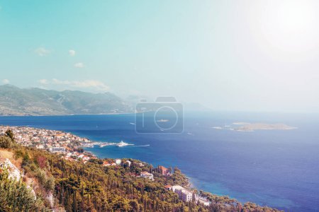 Téléchargez les photos : Baie de la mer et vue aérienne sur l'Orebic, péninsule de Peljesac, Croatie. - en image libre de droit