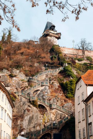 Escalier à Grazer Uhturm Clock Tower sur la colline du château de Schlossberg. Vieille ville de Graz en Autriche. Ville en Styrie, Europe.