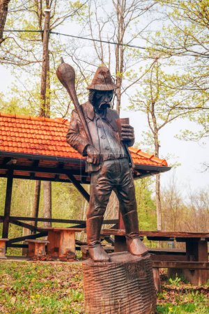 Téléchargez les photos : Marija Bistrica Croatie - 1er avril 2024 : Statue sculptée en bois dans le parc de sculptures, Marija Bistrica. - en image libre de droit