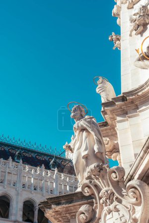 Columna del fragmento de la Santísima Trinidad fuera de la Iglesia de Matías en Budapest, Hungría.