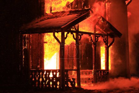 Foto de Una vieja casa en llamas, una oscura mañana de invierno en Smaland, Suecia. - Imagen libre de derechos