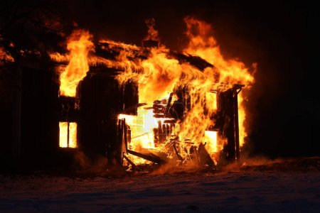 Téléchargez les photos : Une vieille maison en feu, un matin d'hiver sombre à Smaland, Suède. - en image libre de droit