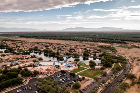 Foto de Lago Sahuarita en Arizona, cerca de los suburbios residenciales de Tucson. Concepto de urbanización y crecimiento demográfico. - Imagen libre de derechos