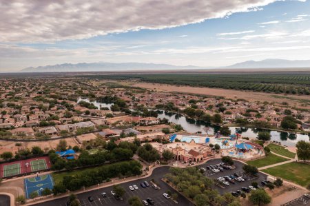 Foto de Lago Sahuarita en Arizona, cerca de los suburbios residenciales de Tucson. Concepto de urbanización y crecimiento demográfico. - Imagen libre de derechos