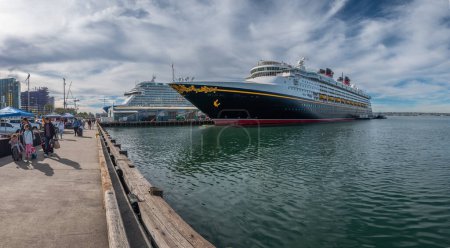 Foto de 11 de noviembre de 2022, San Diego, California. Disney Dream Cruise Ship Liner y Princess Cruise Ship atracados en San Diego California EE.UU.. - Imagen libre de derechos