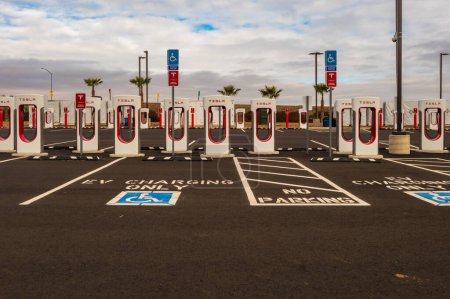 Foto de 5 de noviembre de 2022, Coalinga, California. Estación Tesla Supercharger que se está construyendo en Harris Ranch, preparándose para muchos futuros vehículos eléctricos en California. - Imagen libre de derechos