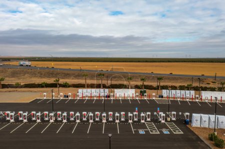 Foto de 5 de noviembre de 2022, Coalinga, California. Mayor estación de Tesla Supercharger en el mundo más de 100 puestos de carga, una expansión del Harris Ranch Supercharger, California. - Imagen libre de derechos