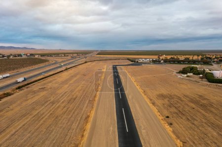 Foto de 5 de noviembre de 2022, Coalinga, California. Pista de aterrizaje junto a la autopista 5, Harris Ranch en la distancia. - Imagen libre de derechos