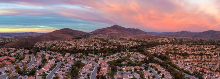 Téléchargez les photos : Vue aérienne des maisons de lotissement résidentielles au coucher du soleil à Eastlake Chula Vista, Californie. - en image libre de droit