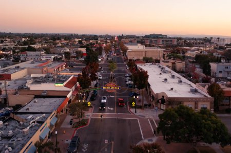 Foto de 20 de noviembre. 2022, San Diego, California. Tercera Avenida en Chula Vista, California, vista aérea de la ciudad. - Imagen libre de derechos