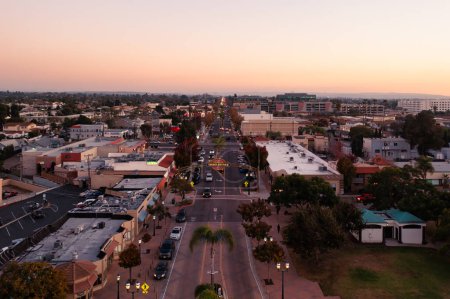 Foto de 20 de noviembre. 2022, San Diego, California. Tercera Avenida en Chula Vista, California, vista aérea de la ciudad. - Imagen libre de derechos