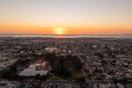 Foto de Chula Vista, un pueblo en el Condado de San Diego, California, vista aérea con el centro y Point Loma en la distancia. - Imagen libre de derechos