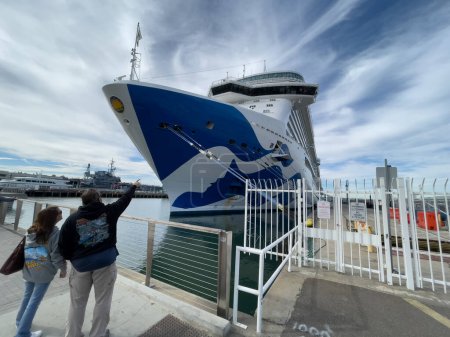 Foto de 10 de noviembre de 2022, San Diego, California. La gente mira el barco de la Princesa Real amarrado en San Diego. - Imagen libre de derechos