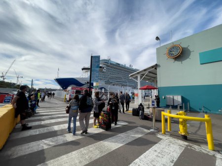Téléchargez les photos : 10 novembre 2022, San Diego, Californie. Voyageurs devant le terminal des navires de croisière à San Diego, Californie. - en image libre de droit