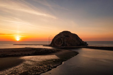 Foto de Puesta de sol en la roca de Morro Bay en California. Foto aérea. - Imagen libre de derechos