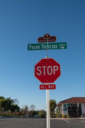 Foto de 20 de noviembre de 2022, San Diego California. Señal de tráfico Paseo Delicias en Rancho Santa Fe, un pueblo histórico en San Diego, California. - Imagen libre de derechos