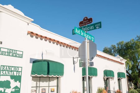 Foto de 20 de noviembre de 2022, Rancho Santa Fe, EE.UU. Calle vista de oficinas y edificios en Paseo Delicias, una famosa calle en Rancho Santa Fe. - Imagen libre de derechos