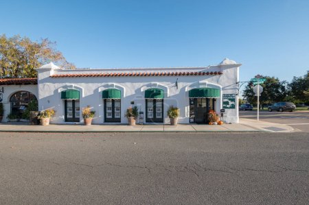 Foto de 20 de noviembre de 2022, Rancho Santa Fe, EE.UU. Famoso Paseo Delicias en Rancho Santa Fe, una calle con muchas tiendas, restaurantes y oficinas inmobiliarias. - Imagen libre de derechos
