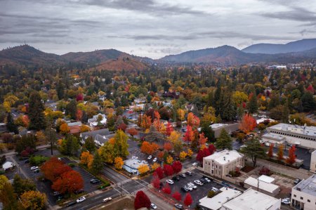 Téléchargez les photos : Grants Pass, Oregon, photos aériennes avec des arbres en couleurs automnales - en image libre de droit