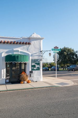 Foto de 20 de noviembre de 2022, Rancho Santa Fe, EE.UU. Famoso Paseo Delicias en Rancho Santa Fe, una calle con muchas tiendas, restaurantes y oficinas inmobiliarias. - Imagen libre de derechos