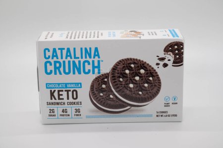 Téléchargez les photos : January 8. 2023, Bandon, Oregon. A package of Catalina crunch keto cookies on an isolated background. - en image libre de droit