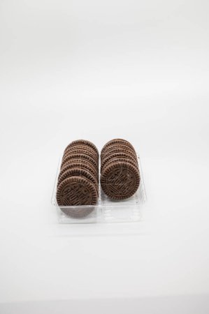 Téléchargez les photos : January 8. 2023, Bandon, Oregon. Chocolate vanilla Catalina Crunch Keto cookies on isolated on white background. - en image libre de droit