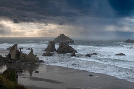 Tormenta de invierno y lluvia sobre las pilas de mar en la costa de Oregon.