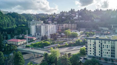 Foto de View of modern Portland State University dorms next to freeway 405, Portland Oregon. - Imagen libre de derechos
