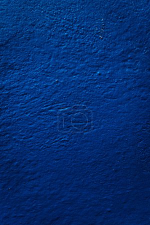 Téléchargez les photos : Texture murale bleue vibrante : Une surface texturée captivante en bleu frappant, ajoutant profondeur et caractère à n'importe quel cadre. - en image libre de droit