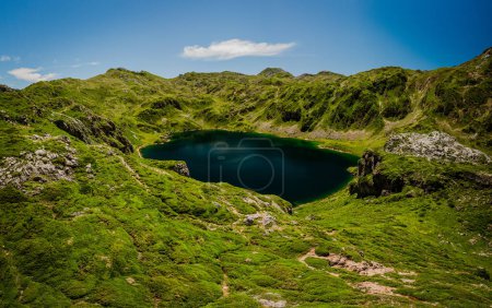 Foto de Lago en cadena montañosa: Un lago prístino refleja los majestuosos picos montañosos, mostrando una armoniosa mezcla de las maravillas de la naturaleza. - Imagen libre de derechos