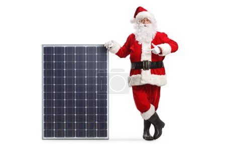 Santa Claus apoyada en un panel solar aislado sobre fondo blanco