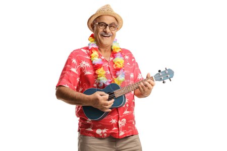 Téléchargez les photos : Mature mâle touriste jouer ukulele instrument isolé sur fond blanc - en image libre de droit