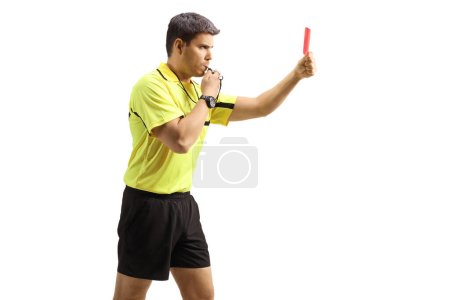 Foto de Perfil de un árbitro de fútbol sonando un silbato y mostrando una tarjeta roja aislada sobre fondo blanco - Imagen libre de derechos
