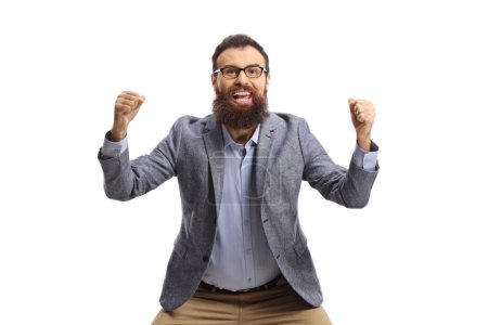 Téléchargez les photos : Homme barbu excité gesticulant bonheur isolé sur fond blanc - en image libre de droit