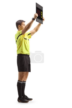 Foto de Foto de perfil completo de un árbitro de fútbol que muestra un tablero sustituto aislado sobre fondo blanco - Imagen libre de derechos