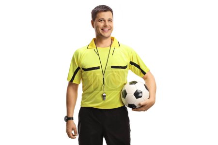 Foto de Árbitro de fútbol sosteniendo una pelota y sonriendo a la cámara aislado sobre fondo blanco - Imagen libre de derechos
