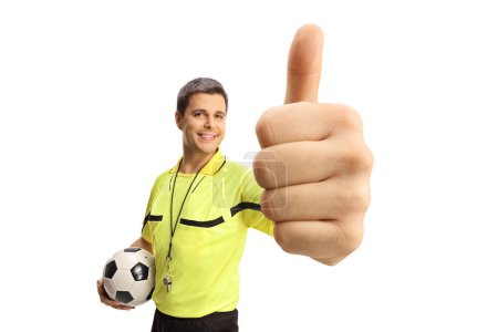 Arbitre de football tenant un ballon et un pouce geste signe isolé sur fond blanc