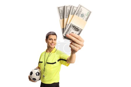 Foto de Árbitro de fútbol sosteniendo una pelota y dinero aislado sobre fondo blanco - Imagen libre de derechos