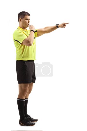 Foto de Foto de perfil completo de un árbitro de fútbol sonando un silbato y señalando con el dedo aislado sobre fondo blanco - Imagen libre de derechos