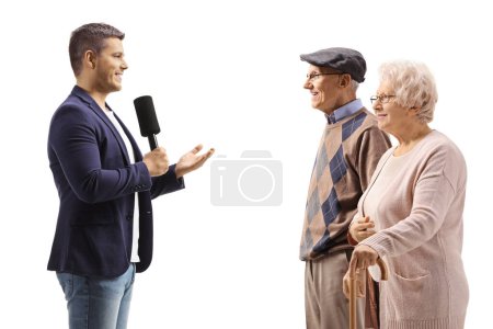 Téléchargez les photos : Journaliste homme interviewant un couple âgé isolé sur fond blanc - en image libre de droit