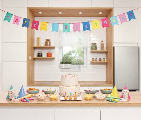 Foto de Cocina decorada para una fiesta de cumpleaños con pastel y aperitivos en un mostrador de madera - Imagen libre de derechos